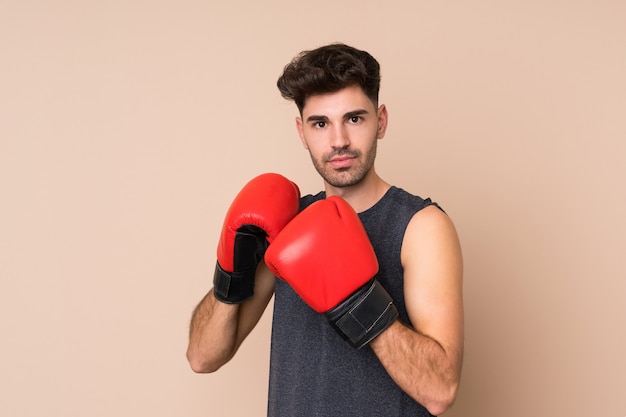 Hombre joven deporte con guantes de boxeo