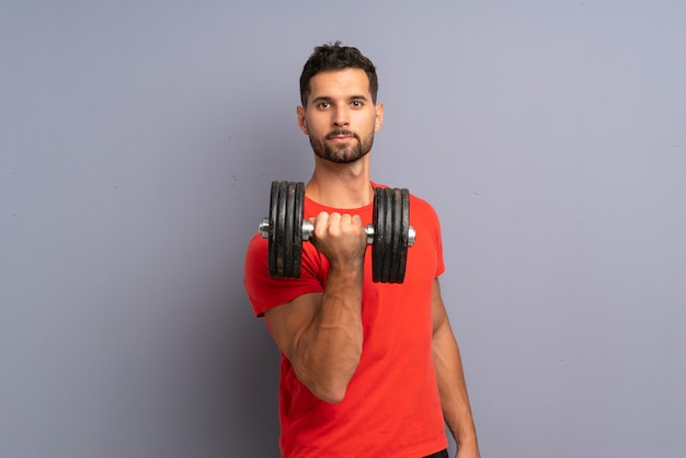 Hombre joven deporte haciendo pesas