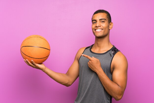 Hombre joven deporte con pelota de baloncesto