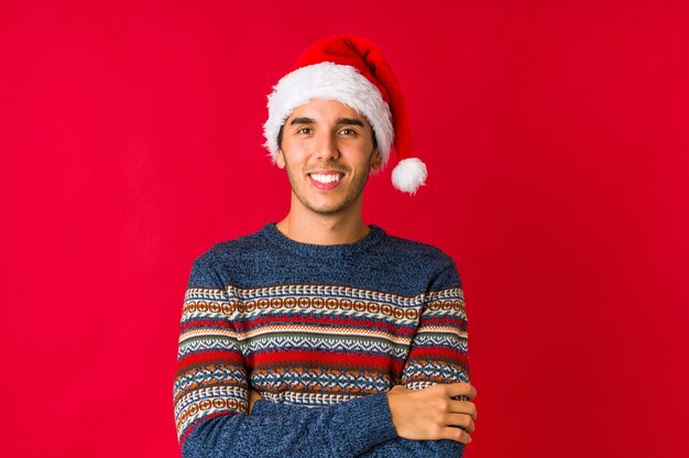 Hombre joven en el día de Navidad bailando y divirtiéndose.