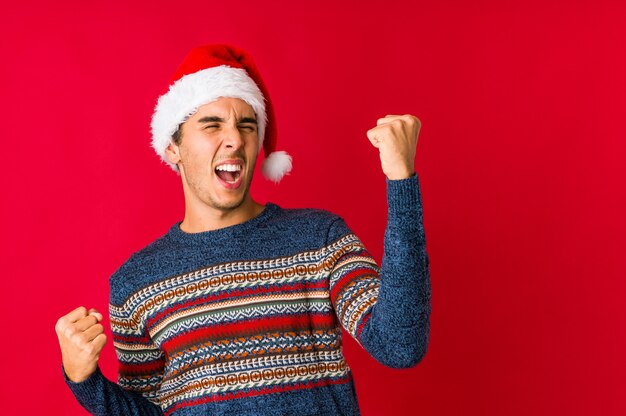 Hombre joven en el día de Navidad haciendo planes en mente, creando una idea.