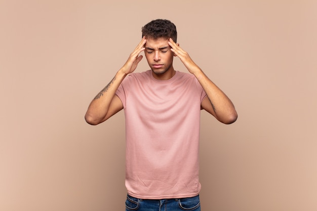 hombre joven con dolor de cabeza