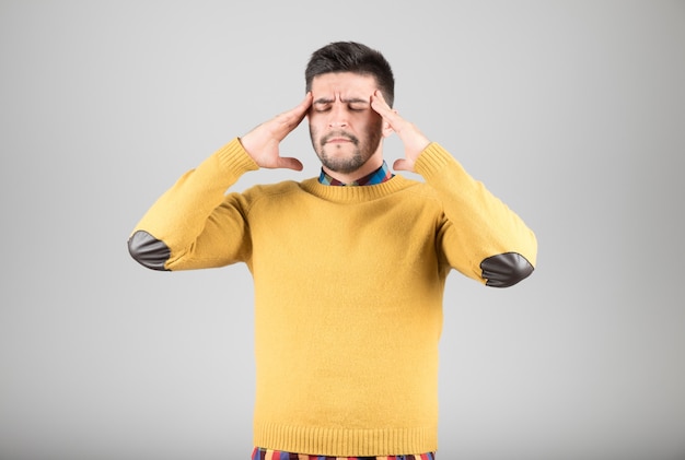 Hombre joven con dolor de cabeza