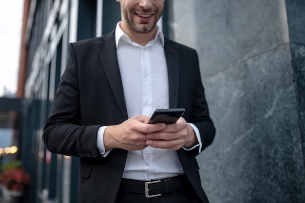 Hombre joven elegante con un traje negro