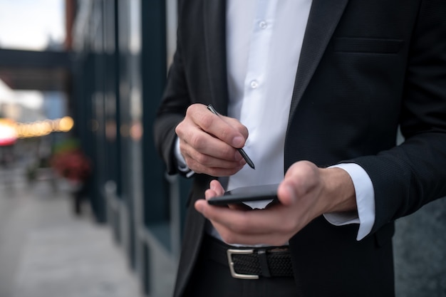 Hombre joven elegante con un traje negro