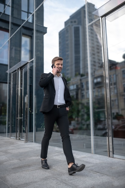 Hombre joven elegante con un traje negro