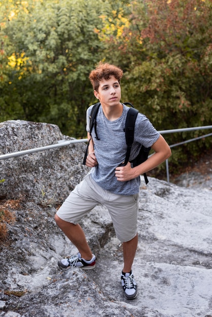 Hombre joven con estilo disfrutando de viaje