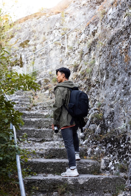 Foto hombre joven con estilo disfrutando de viaje