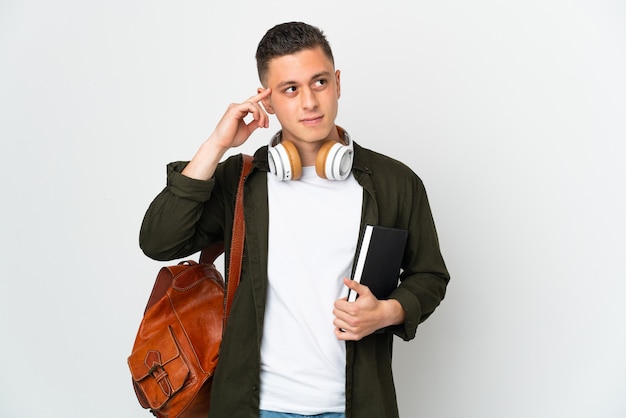 Hombre joven estudiante caucásico aislado