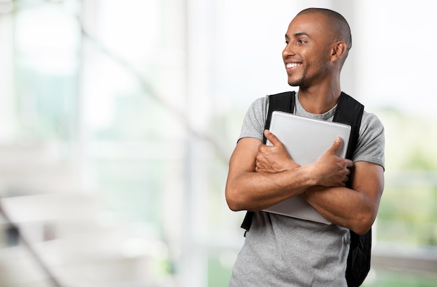 Hombre joven estudiante con laptop