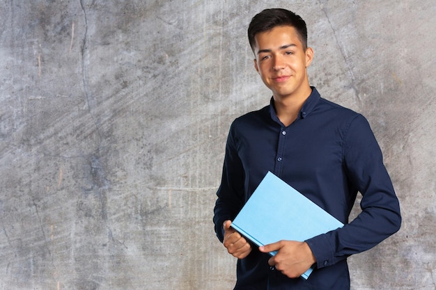 Hombre joven estudiante con un libro