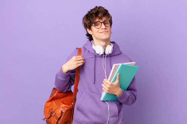 Hombre joven estudiante que parece arrogante, exitoso, positivo y orgulloso