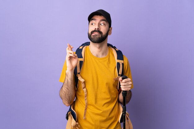 Foto hombre joven excursionista sobre pared aislada