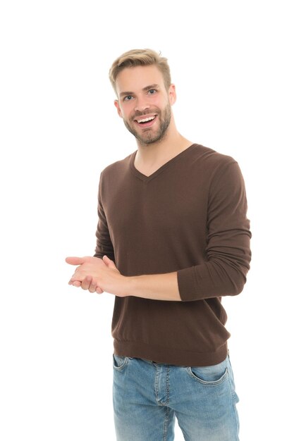 Hombre joven feliz con cerdas en la cara sin afeitar usar ropa casual aislada sobre fondo blanco, moda masculina.