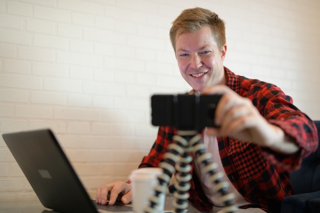 Hombre Joven Feliz Hipster Vlogger Arreglando Tienda Phoneffee