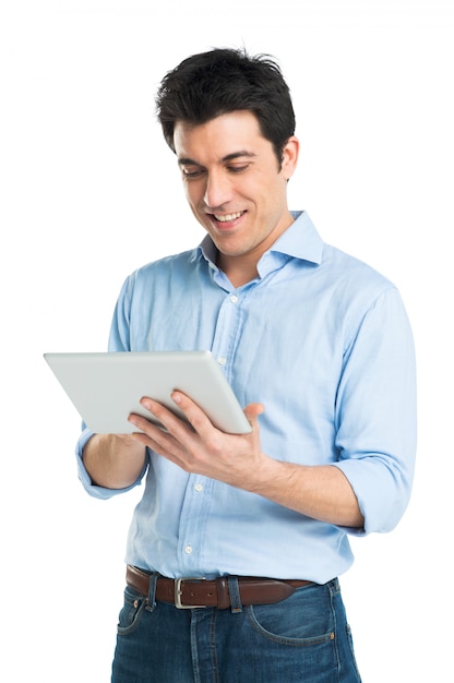 Hombre joven feliz con tableta digital