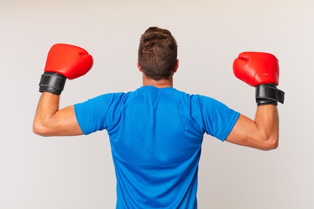 Hombre joven fitness con guantes de boxeo