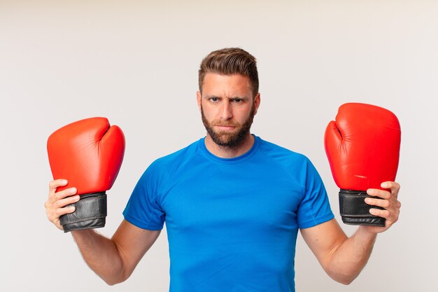 Hombre joven fitness con guantes de boxeo