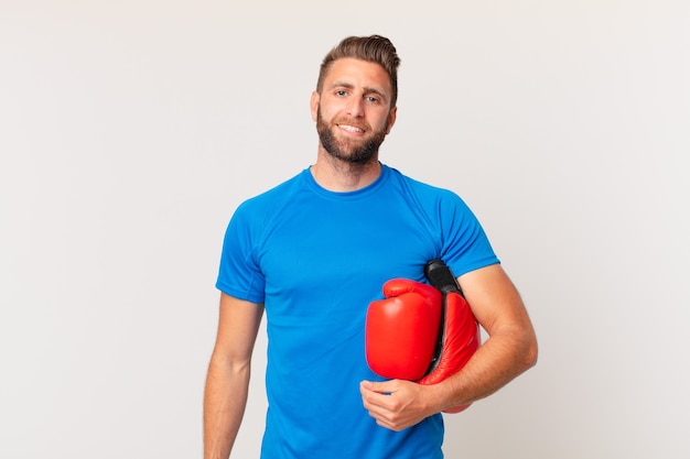 Hombre joven fitness con guantes de boxeo