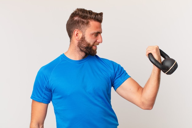 Hombre joven fitness levantando una pesa