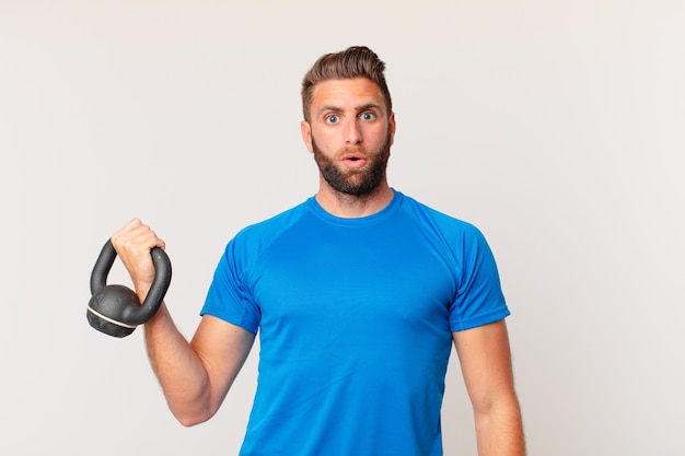 Hombre joven fitness levantando una pesa