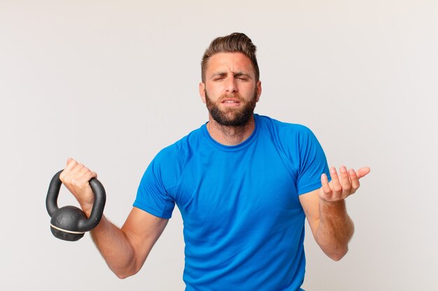 Hombre joven fitness levantando una pesa