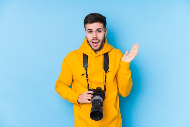 Hombre joven fotógrafo con una cámara