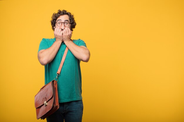 Hombre joven freelancer expresando un concepto contra naranja aislado