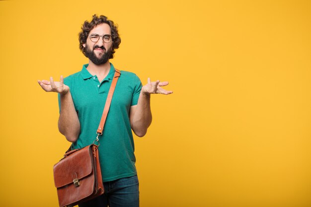 Hombre joven freelancer expresando un concepto contra naranja aislado