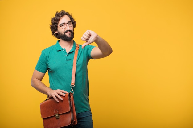 Hombre joven freelancer expresando un concepto contra naranja aislado