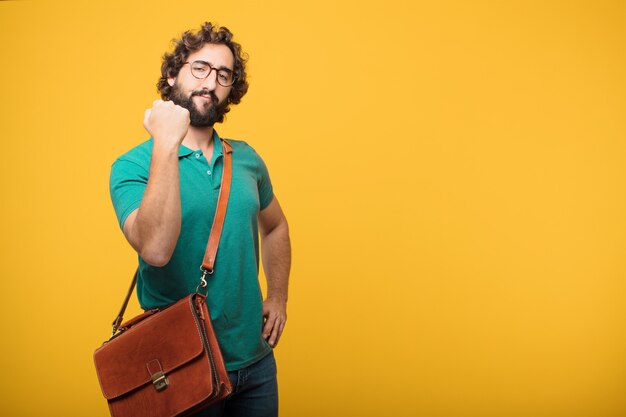 Hombre joven freelancer expresando un concepto contra naranja aislado