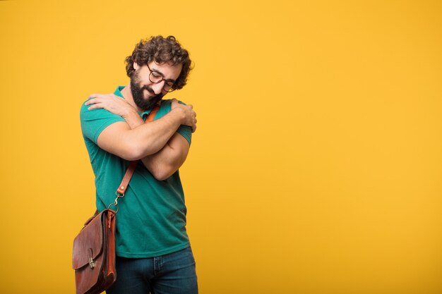 Hombre joven freelancer expresando un concepto contra naranja aislado