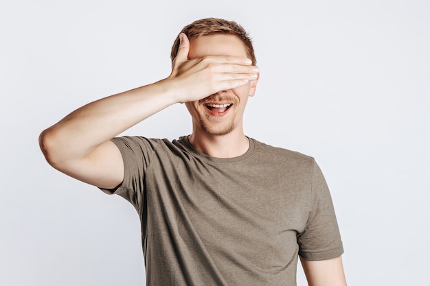 Hombre joven con gafas aislado en gris