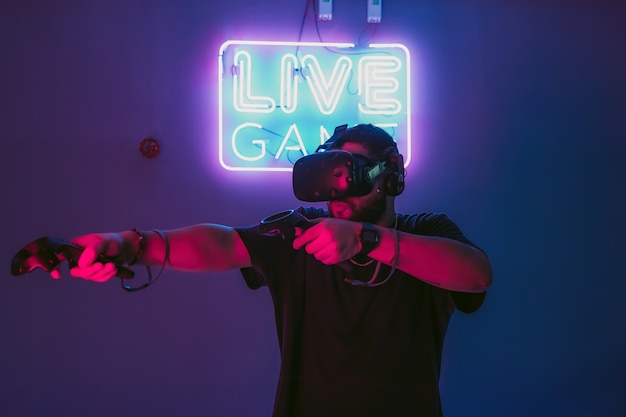 Hombre joven con gafas de realidad virtual