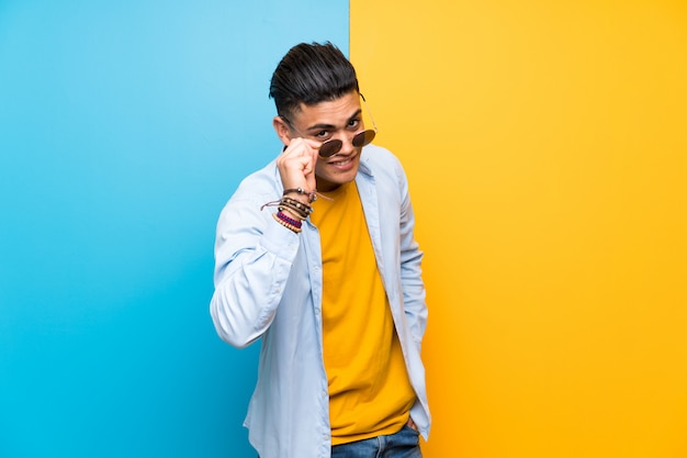 Foto hombre joven con gafas de sol