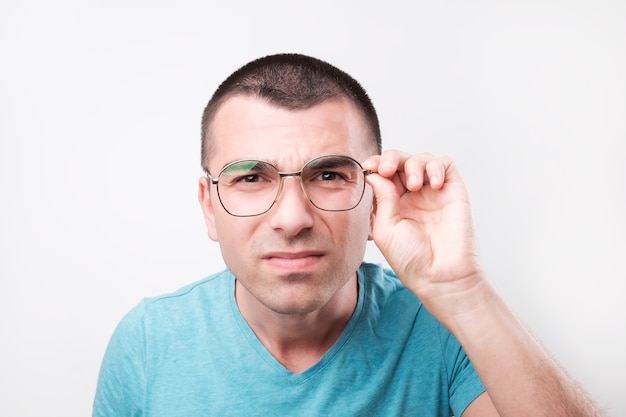 Hombre joven guapo con anteojos