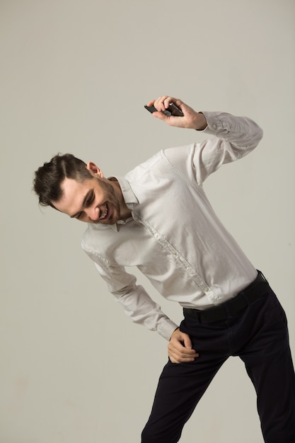 Hombre joven guapo con una camisa blanca