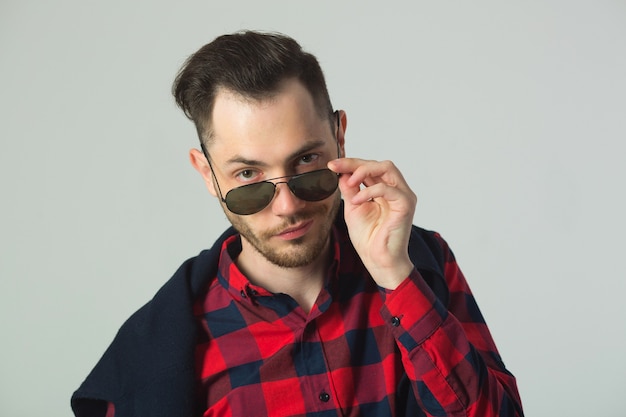 Foto hombre joven guapo con una camisa a cuadros