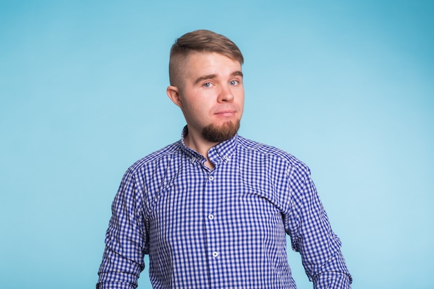 Hombre joven guapo con una camisa