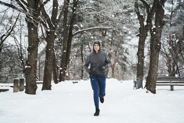 Hombre joven y guapo corredor durante su entrenamiento en Winter Park