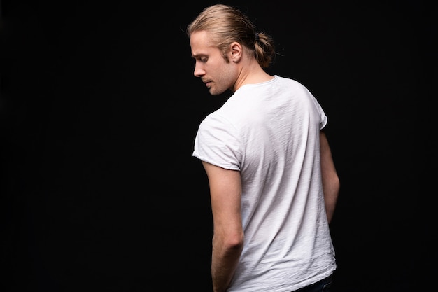 Hombre joven guapo y en forma posando en ropa casual aislado en negro