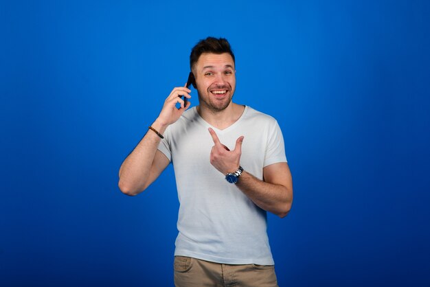 Hombre joven guapo con smartphone