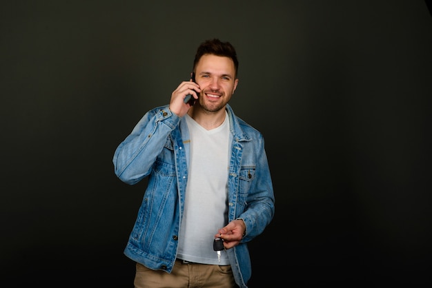 Hombre joven guapo con smartphone