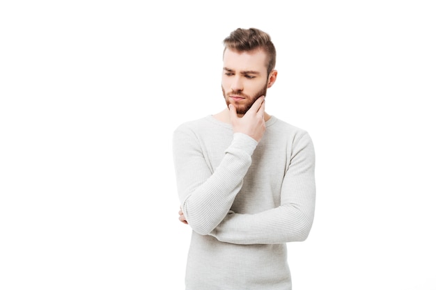 Hombre joven guapo con un suéter blanco