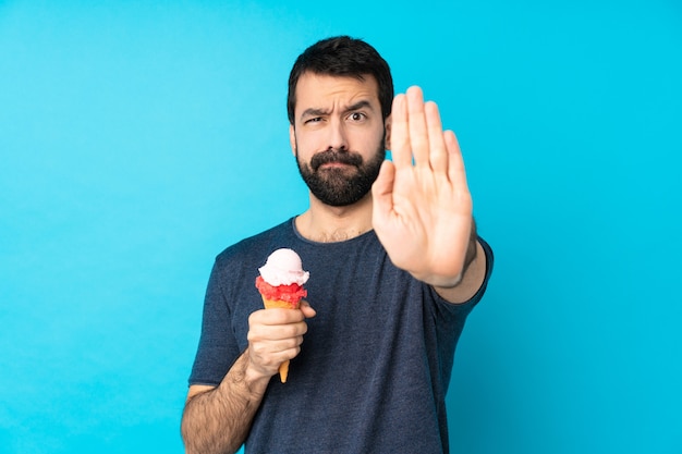 Hombre joven con un helado de cucurucho