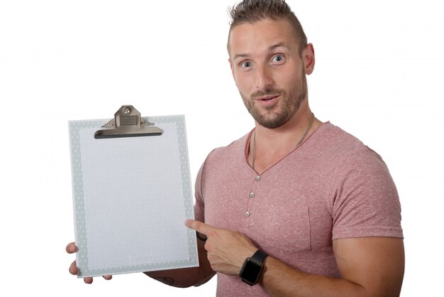 Hombre joven hermoso que muestra el tablero en blanco