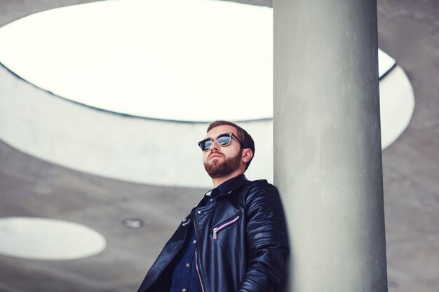 Hombre joven hermoso que presenta en chaqueta