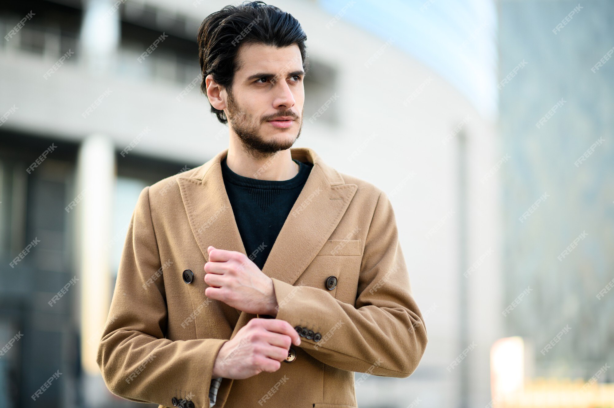 Hombre joven que sonríe en ropa elegante casual | Foto Premium