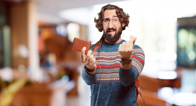Hombre joven hippie con una billetera.
