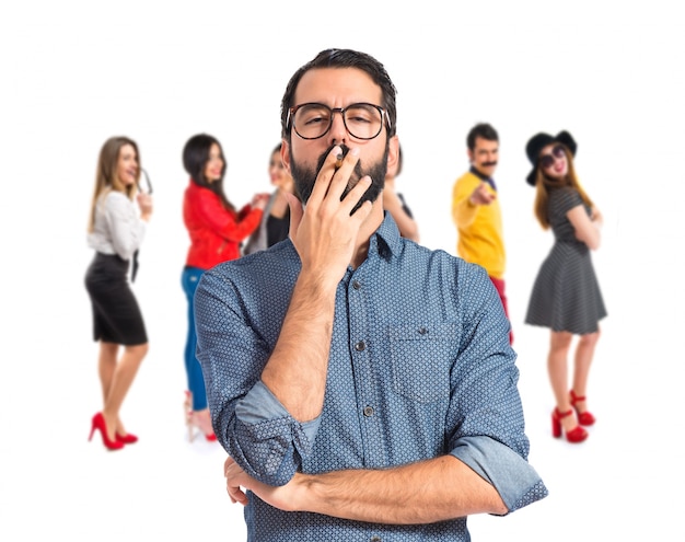 Foto hombre joven hipster fumar sobre fondo blanco